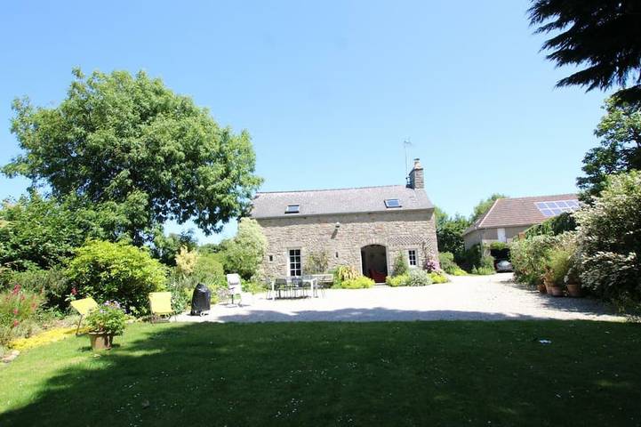 Gîte pour 6 personnes, avec jardin dans Couville