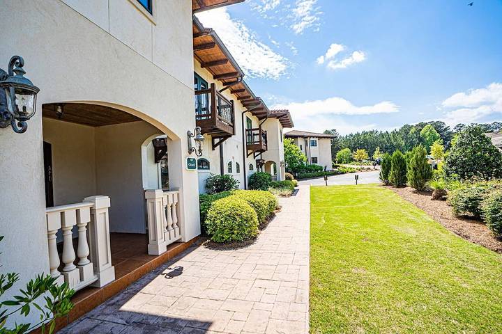 Vacation rental for 12 people, with yard and balcony in Lake Oconee