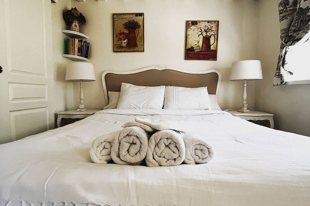 La Romanesque, chambre d'hôtes de charme avec petit déjeuner in Berville-sur-Mer, Région de Bernay
