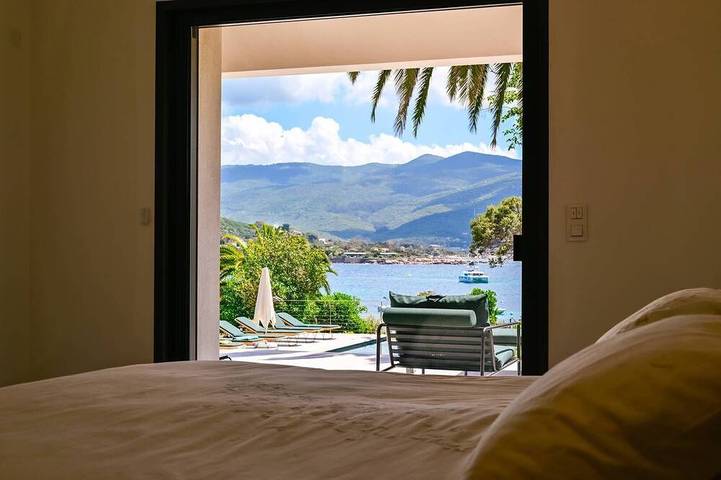Villa Ariana- Beachfront with pool and 4 bedrooms in Isolella, Pietrosella