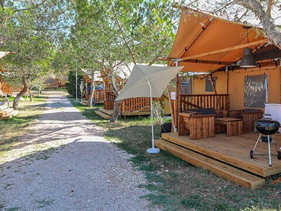 Camping Mon Perin - Safarizelt 6 personen - Safari Lodge Zelt | 3 Schlafz. | 6 Pers. | Erhöhte Terrasse | Klimaanlage in Bale, Rovinj und Umgebung