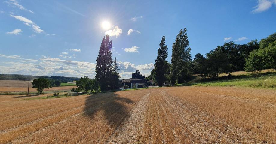 Gîte pour 4 personnes, avec jardin ainsi que piscine et terrasse à Poullignac
