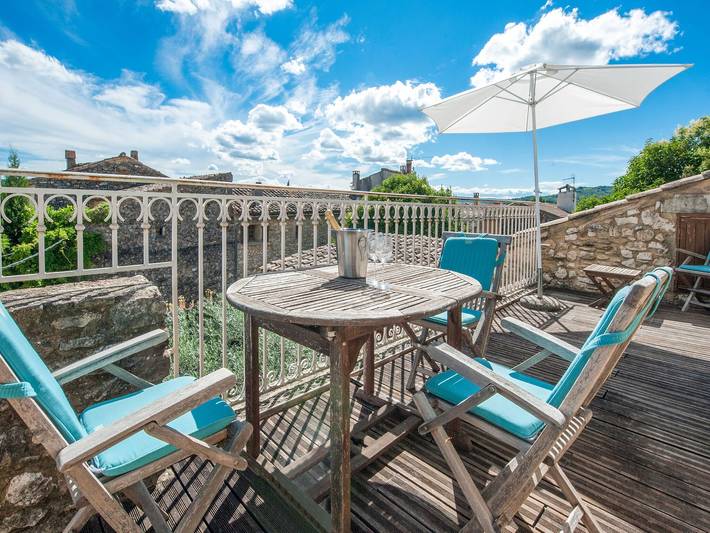 Gîte pour 6 personnes, avec terrasse, adapté aux familles à Saint-Laurent-de-Carnols