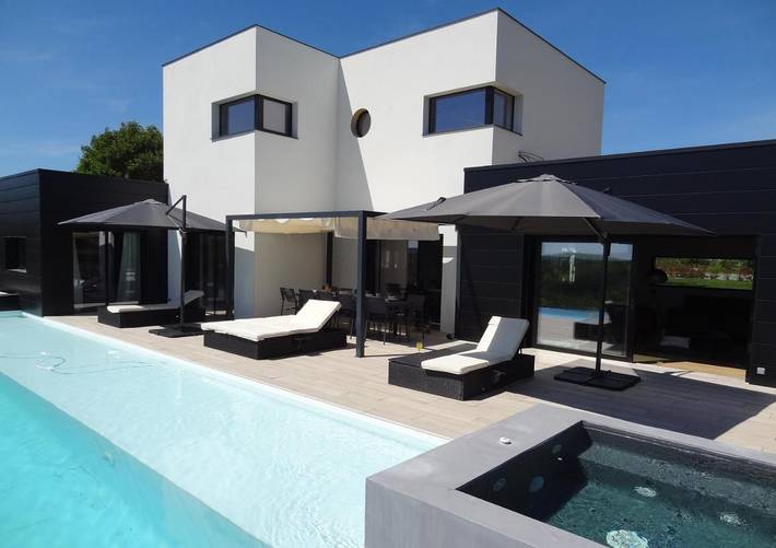 Villa pour 9 personnes, avec Jacuzzi et Terrasse ainsi que Jardin et Piscine