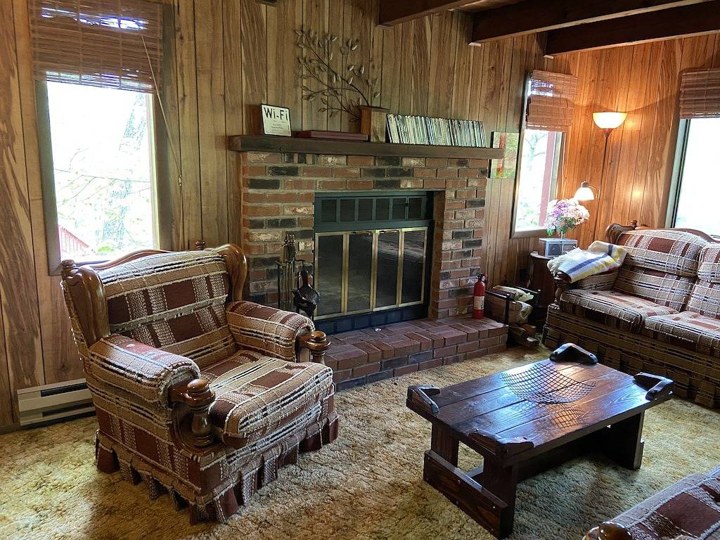 4br 2ba Chalet in Poconos that sleeps 10 in Saw Creek, Pike County