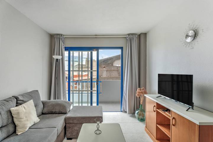 Ganze Wohnung, Ferienwohnung 'Retama' mit Meerblick, privater Terrasse und WLAN in La Postura, Adeje
