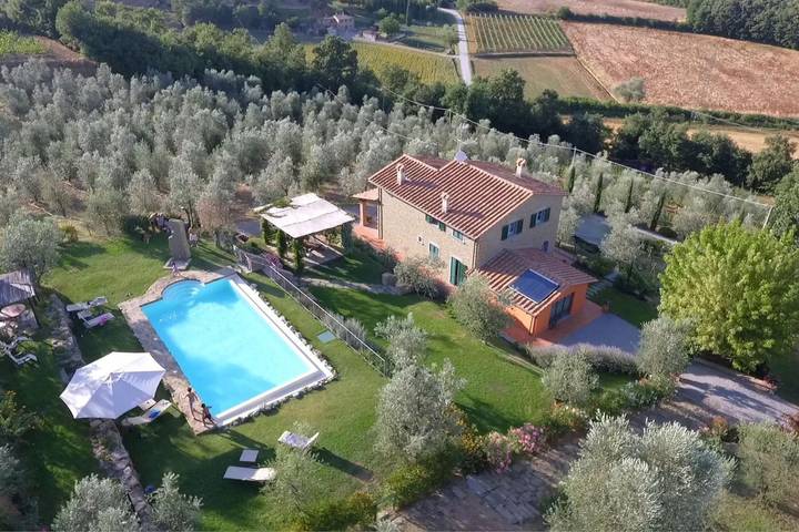 Villa per 9 persone, con Giardino e Piscina a Monte San Savino