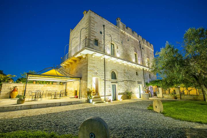 Hotel per 3 persone, con terrazza e piscina in Provincia di Brindisi