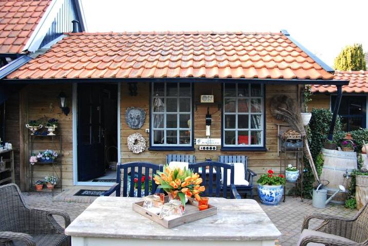 B&b voor 2 personen, with Terras and Tuin as well as Uitzicht in Langedijk