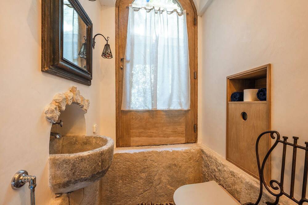 L’Unique – Voûte du Xviiie & Élégance Incomparable in Goult, Parc naturel régional du Luberon