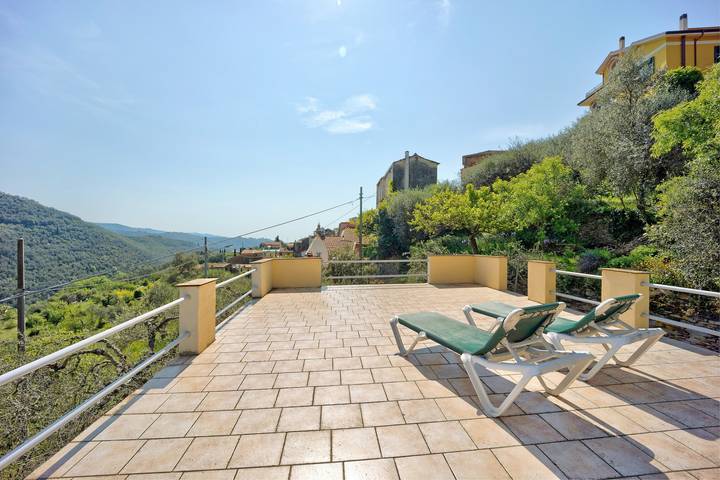 Casa vacanze "Casetta Antonella" con vista sulle montagne, giardino e terrazza in Lecchiore, Comune di Dolcedo