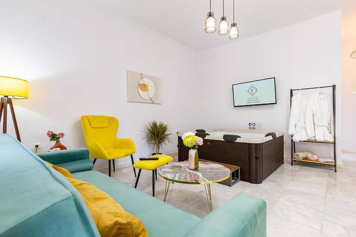 Location de vacances pour 4 personnes, avec Balcon et Jacuzzi ainsi que Terrasse et Jardin dans Kotsiana