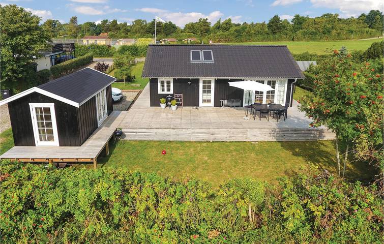Ferieudlejning for 4 personer, med Terrasse og Have i Kegnæs