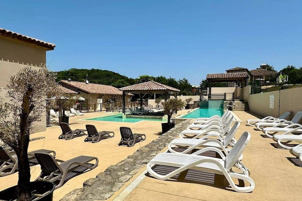 Mobilhom Club: 2 bedrooms, sleeps 4 in Berrias-et-Casteljau, Cevennen