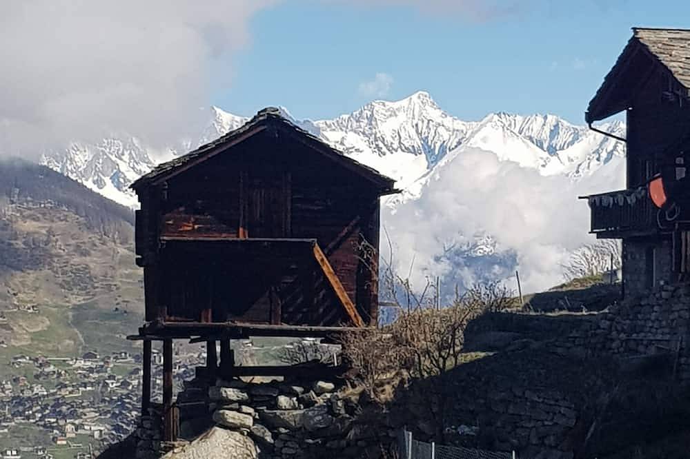 Ganze Wohnung, Ferienwohnung im Wallis im autofreien Grächen vor traumhafter Bergkulisse in Grächen, Walliser Alpen