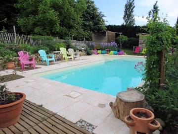 Gîte pour 6 personnes, avec piscine ainsi que terrasse et jardin à Cliousclat