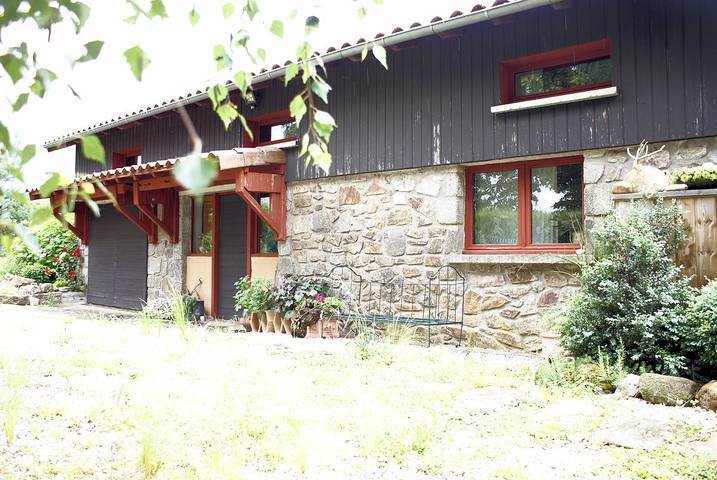 Gîte pour 4 personnes, avec jardin à Leynhac