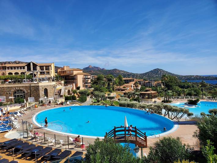 Village vacances pour 2 personnes, avec bassin pour enfant ainsi que jardin et piscine, animaux acceptés dans le Sud de la France - 3