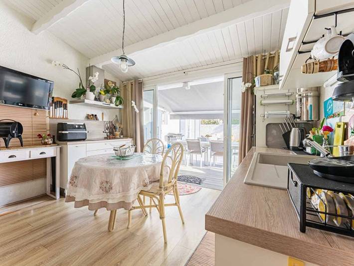 Location de vacances pour 6 personnes, avec terrasse et jacuzzi ainsi que piscine et jardin dans Plage Du Gros Jonc Le Bois Plage En Re - 3