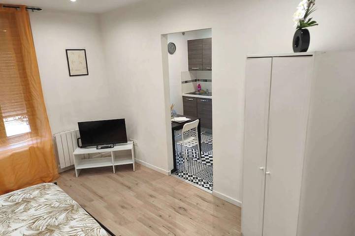 Ganze Wohnung, Ground-Floor 1-Bed for 2 · Free Private Parking in Charleville-Mézières, Ardennen