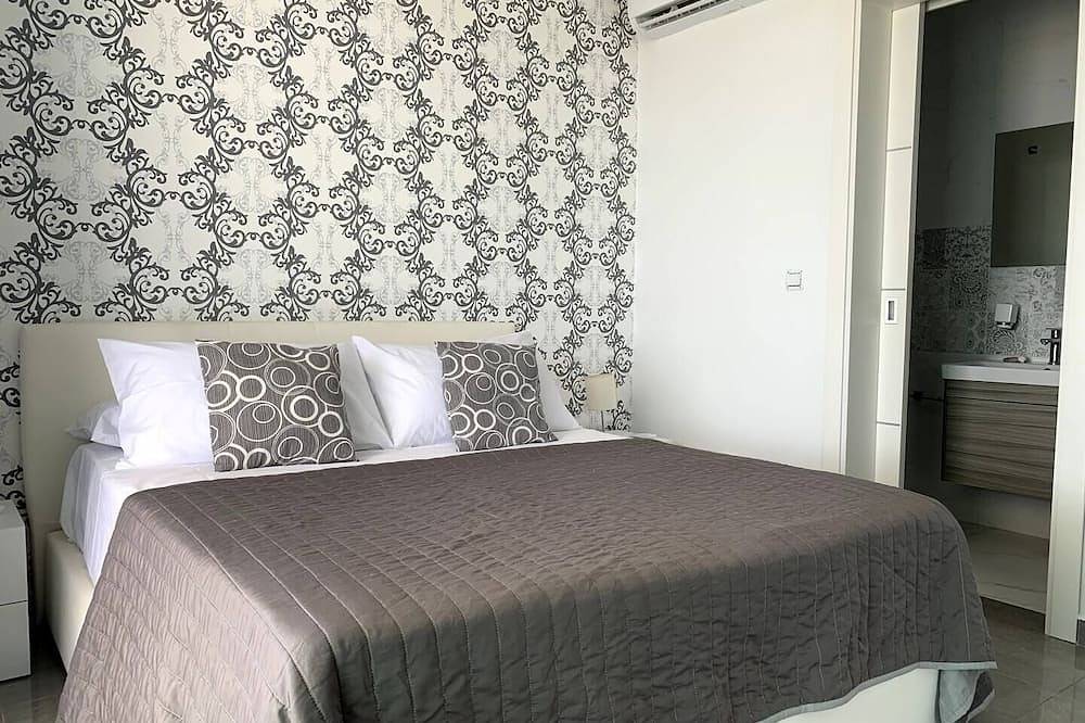 Ganze Wohnung, Take it easy and soak up the good life at this unique luxury penthouse, where sweeping sea views and your own rooftop pool make every moment feel unforgettable. in il-Mellieha, Mellieha