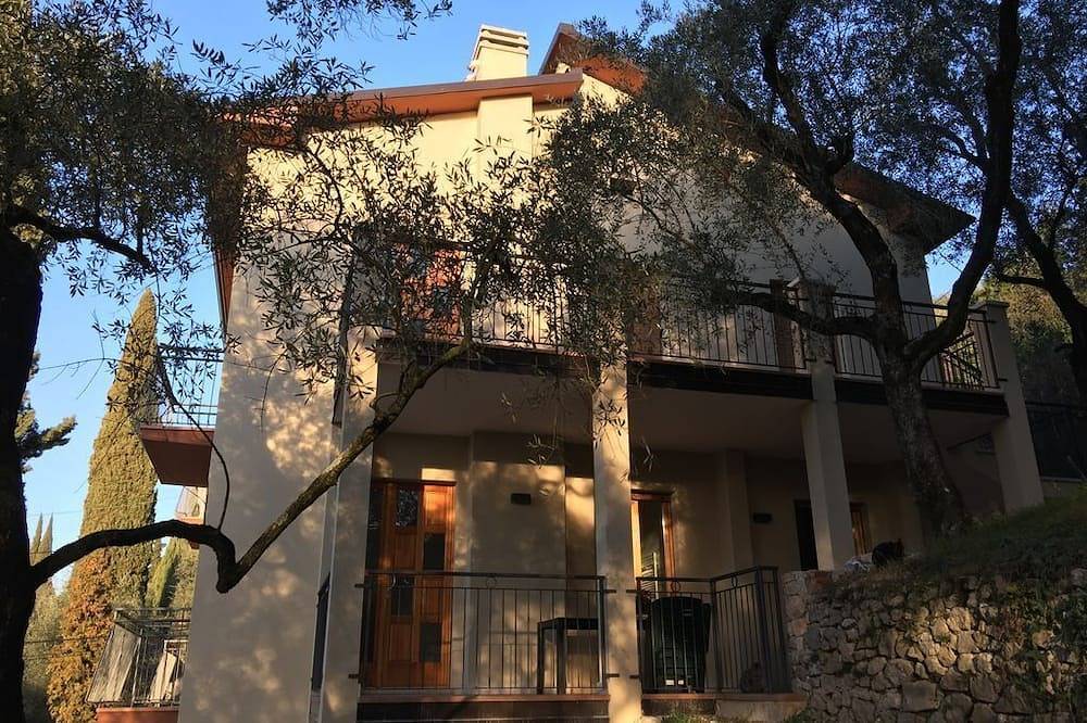 Geheel appartement, Thea apartment Comfort with terrace and balcony in Torri del Benaco, Garda Bergen