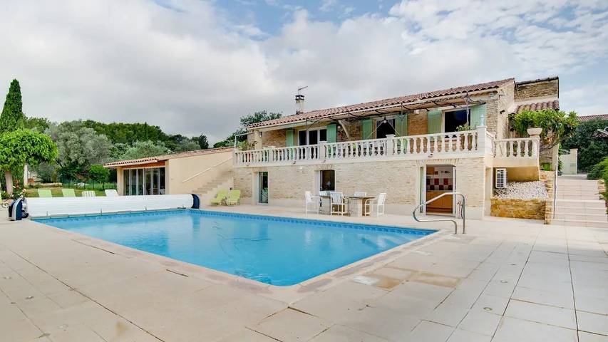 Location de vacances pour 8 personnes, avec piscine et jardin à Lagarde-Paréol