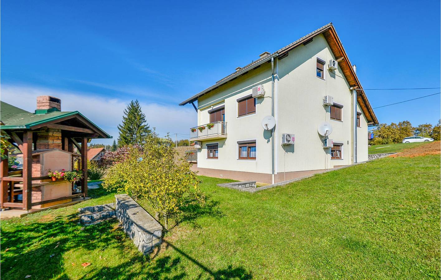 Charmante 240 m² große Ferienwohnung mit Pool, WLAN und Parkplatz in der Nähe des Zentrums von Slunj in Slunj, Karlovac und Umgebung