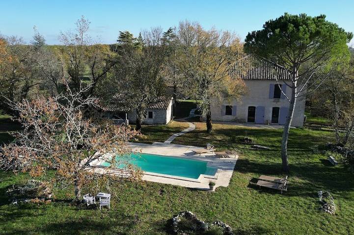Gîte pour 2 personnes, avec piscine et jardin à Sainte-Alauzie
