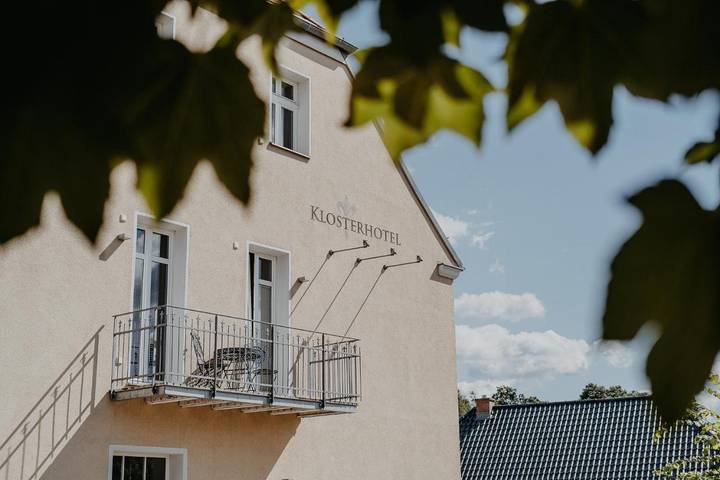 Hotel, mit Balkon und Terrasse sowie Garten in Neuzelle