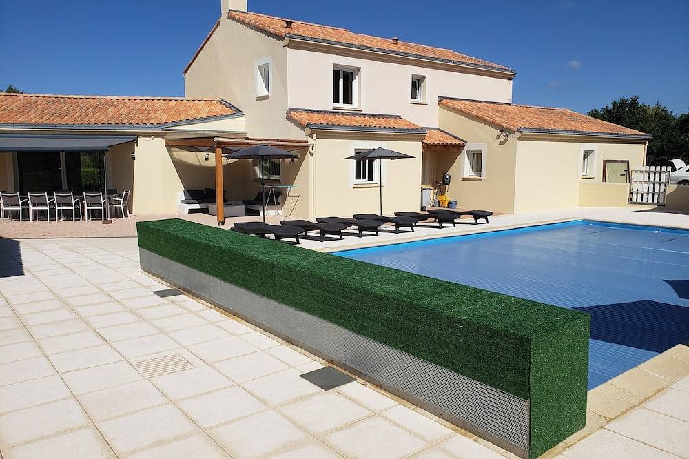 Proximite De Pornic  Villa 230 M2   Terrasse   Piscine 12 M  Chauffee   Jacuzzi in Port-Saint-Père, Région de Nantes