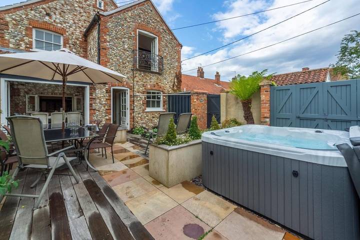 Holiday rental for 10 people, with garden and hot tub, child-friendly in Burnham Market