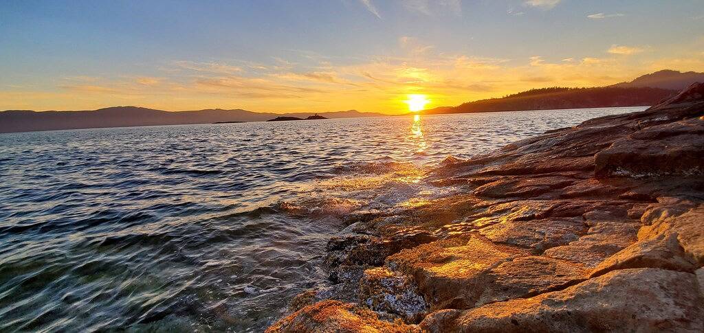 Family & dog friendly for 6 people - walking distance to 4 lakes! in Sunshine Coast Regional District