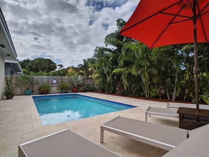 Vacation rental for 6 people, with pool and balcony as well as yard in Oakland Park