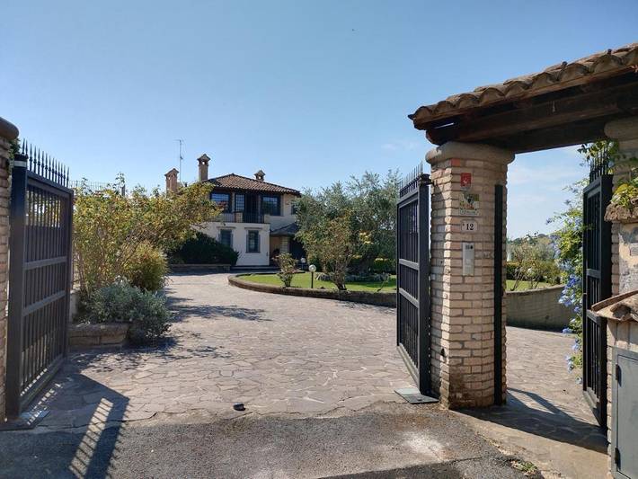 Appartamento per 4 persone, con giardino e panorama nonché piscina in Sacrofano