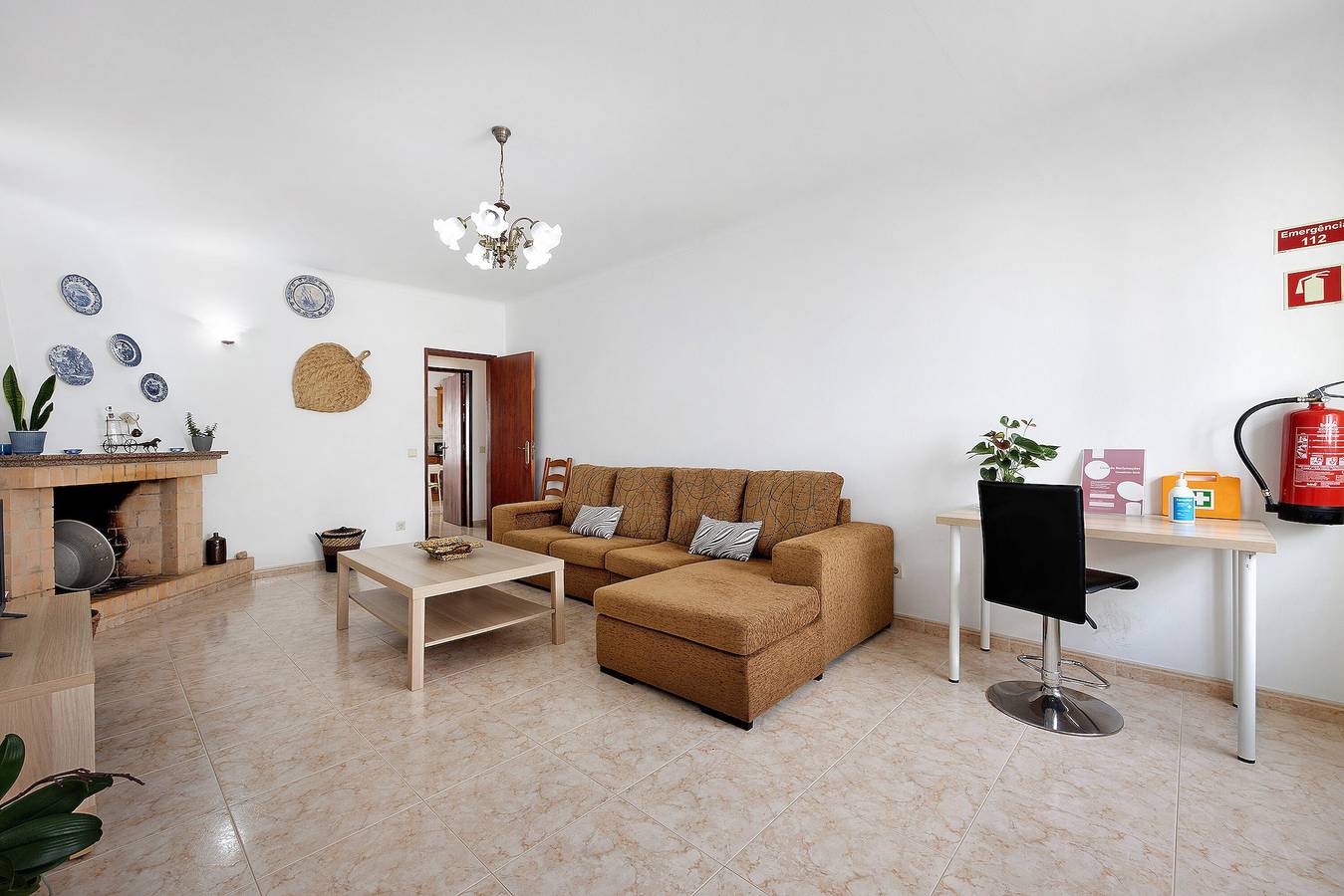 Casa de vacaciones 'Brita' con terraza privada, balcón y Wi-Fi in Raposeira, Vila do Bispo
