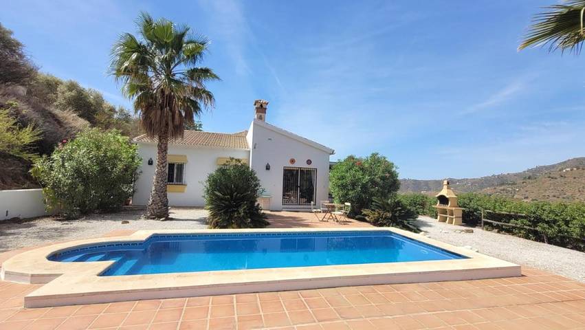 Villa for 6 people, with view and pool as well as garden - 1