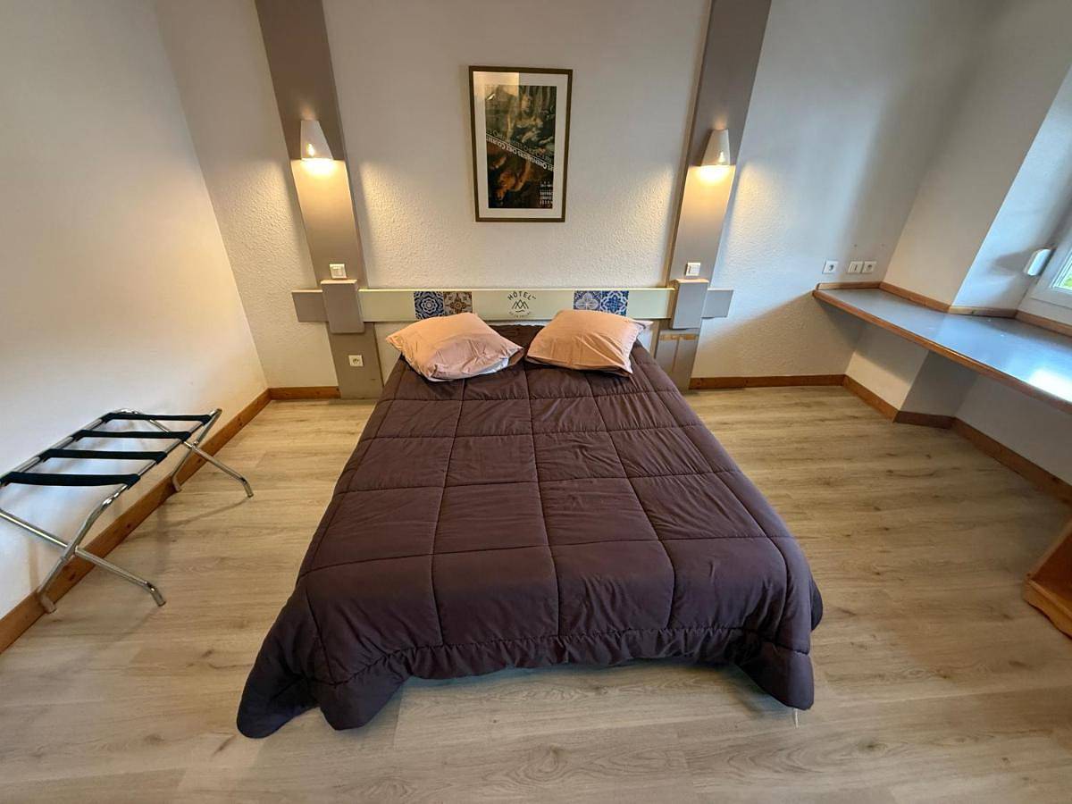 Hôtel&Restaurant Hdlv climatisées in Ornans, Jura Francais