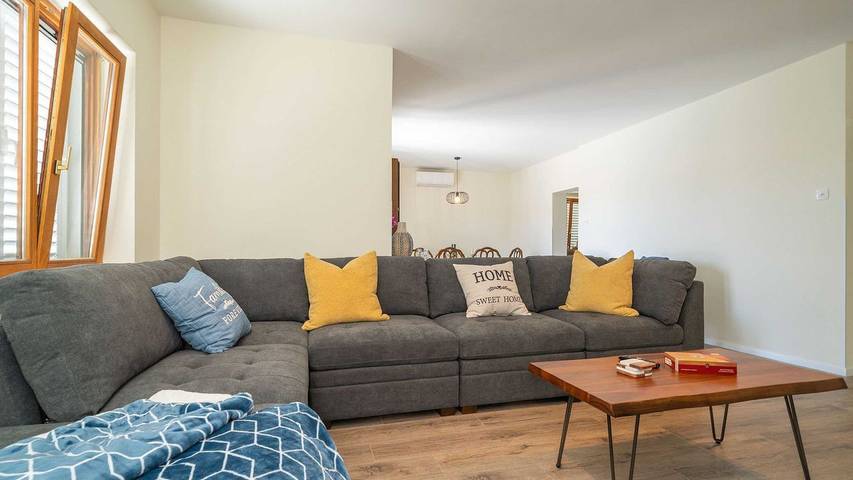 Villa for 6 people, with balcony in Srebreno