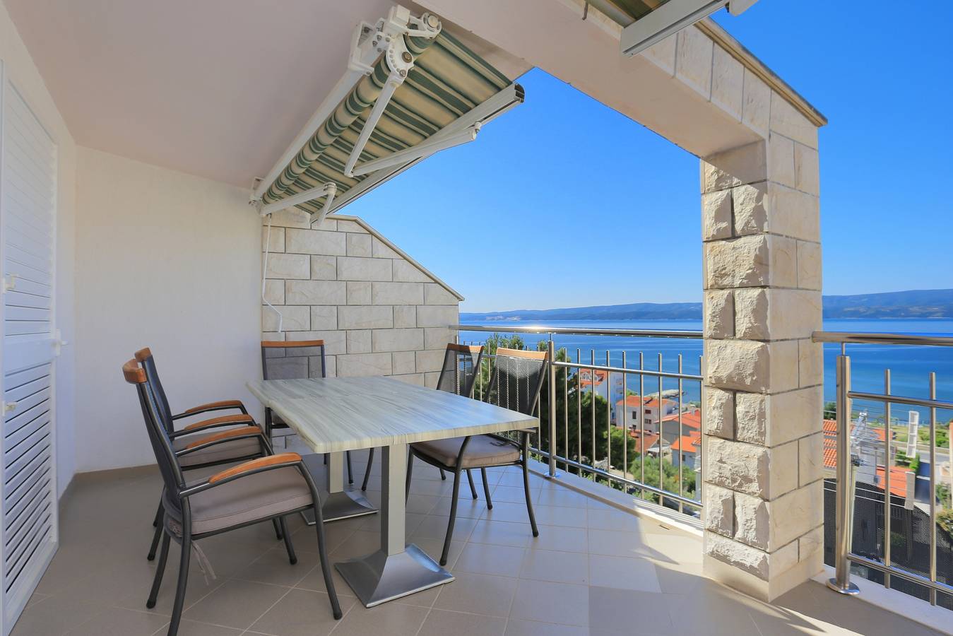 Ganze Wohnung, 2-Zimmer-Ferienwohnung mit Terrasse und Meerblick Duce (Omis) A-2737-c in Dugi Rat, Split-Dalmatien