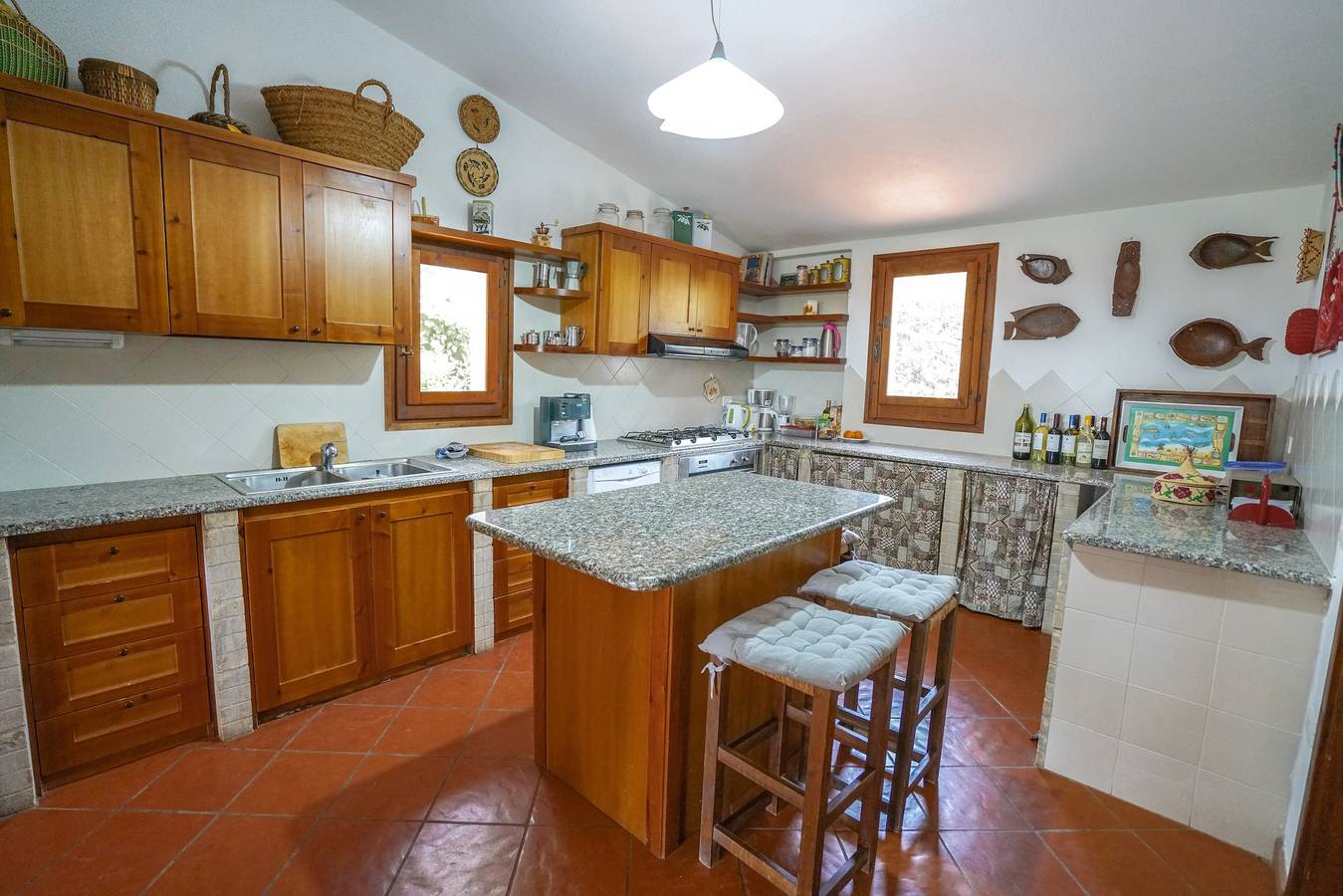Villa Pounamu: Traumhafte Villa mit Pool direkt am Meer in Torre delle Stelle, Maracalagonis