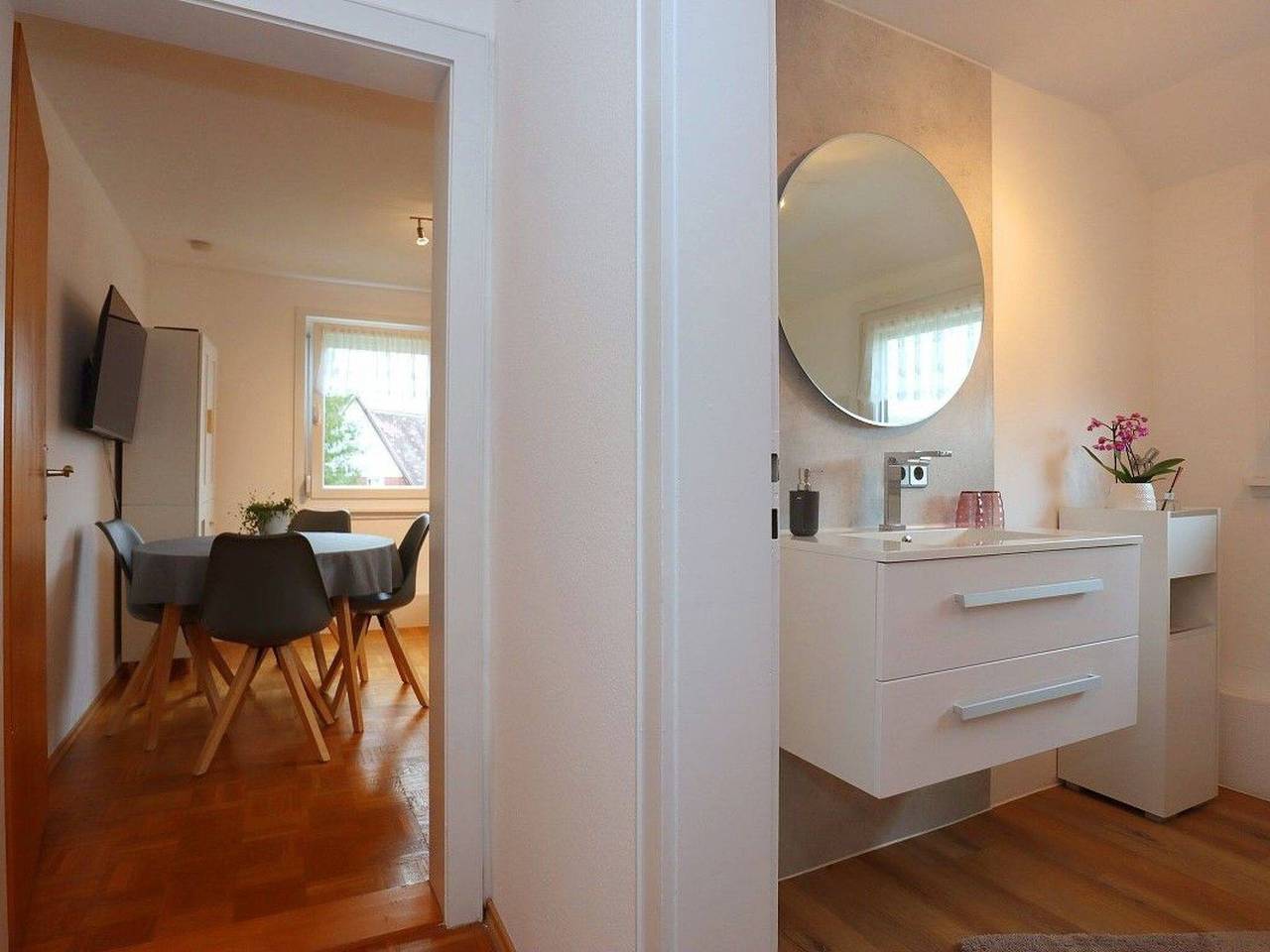 Ganze Wohnung, Modernes Apartment – Großer Garten, geteilter überdachter Freisitz, Spielplatz in der Nähe in Villingen-Schwenningen, Mittlerer Schwarzwald