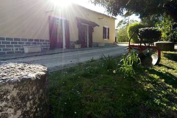 Location de vacances pour 10 personnes, avec jardin et terrasse à Loubès-Bernac