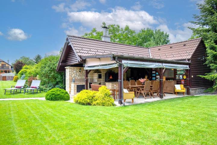 Chalet pour 2 personnes, avec piscine et jardin ainsi que sauna et vue