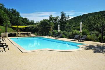 Gîte pour 2 personnes, avec piscine ainsi que jardin et terrasse à Souillac