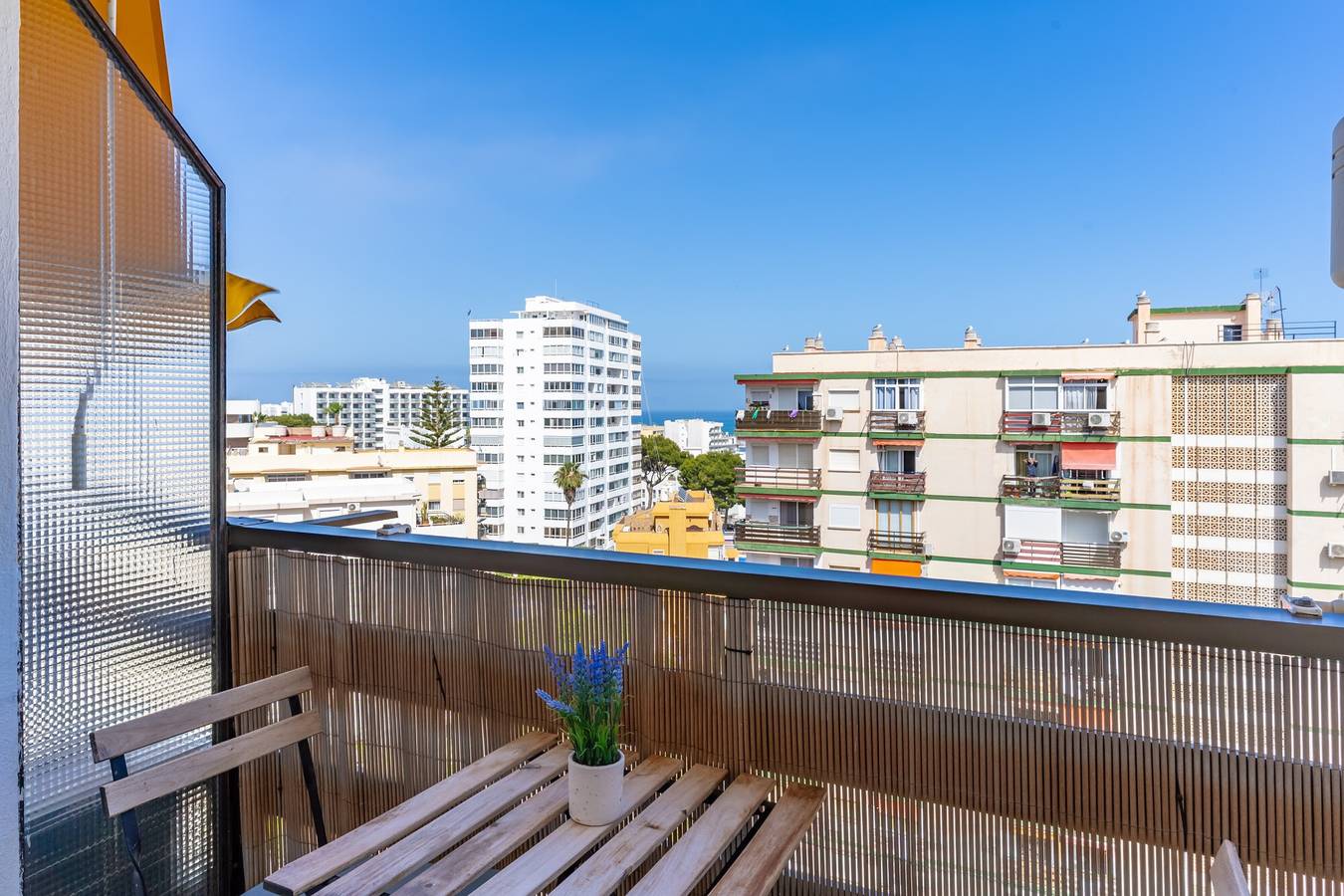 Entire studio, 'Las Naciones' Studio with Sea Views, Wi-Fi, and Air Conditioning in Benalmádena Costa, Benalmádena