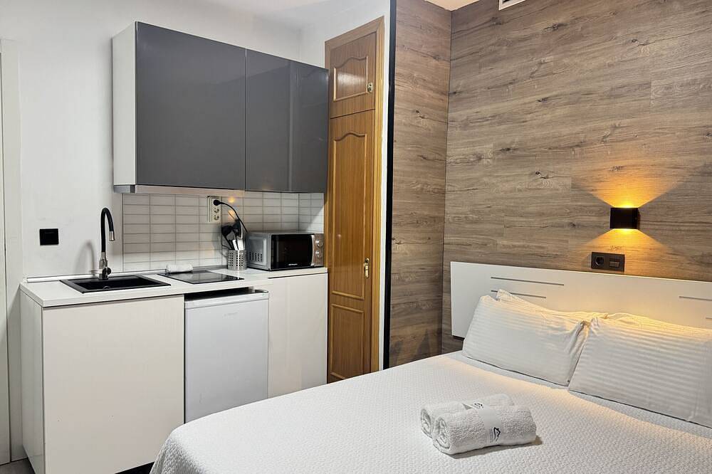 Cozy Double Room with Bathroom Gran Via | 034 in Centro (Madrid), Madrid