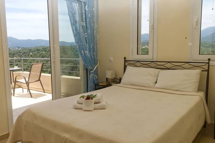 Villa Hibiscus ★ Private Pool • Near Voulisma Beach • Mountain Views in Lasithi