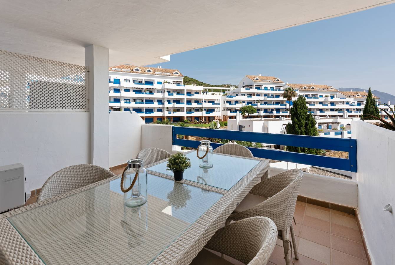 Entire apartment, Apartment 'Kym' with Mountain View, Wi-Fi and Air Conditioning in Puerto de la Duquesa, Manilva