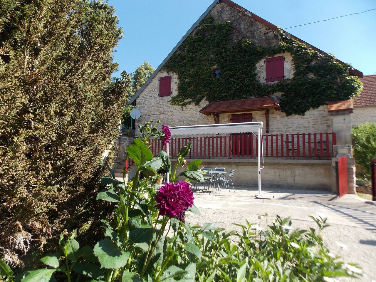 Authentisches Ferienhaus mit geschlossenem Hof, Haustiere erlaubt in Thenissey, Montbard und Umgebung